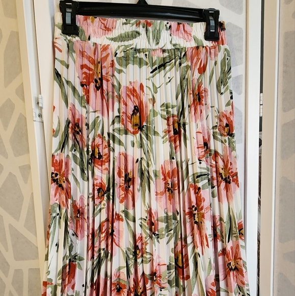 Tahari floral skirt, size XS petit, - Picture 2 of 3